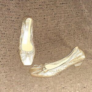 HISPANITAS-Gold Leather-Laser Cut-Out Flower-Pleated Square Toe-Sz 37-NWOB